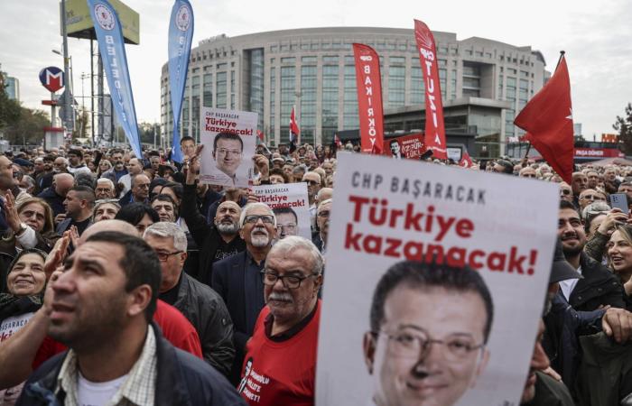 تركيا:
      إمام
      أوغلو
      يعزو
      محاكمته
      لإقصائه
      من
      انتخابات
      الرئاسة