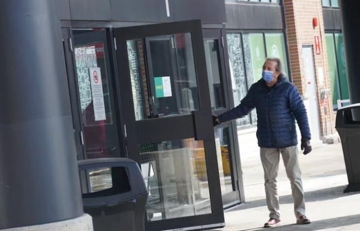 الكمامات
      تعود
      إلزامية
      في
      عدة
      أماكن
      بكيبيك