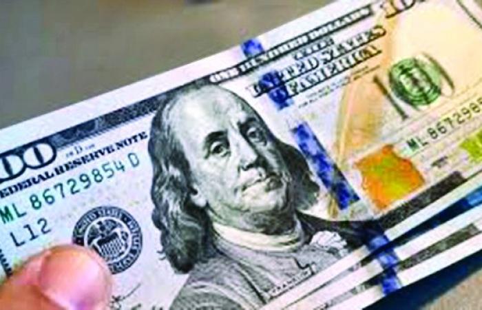 الدولار يرتفع قبيل قرار المركزي الأمريكي بشأن الفائدة وبدعم من بيانات الوظائف