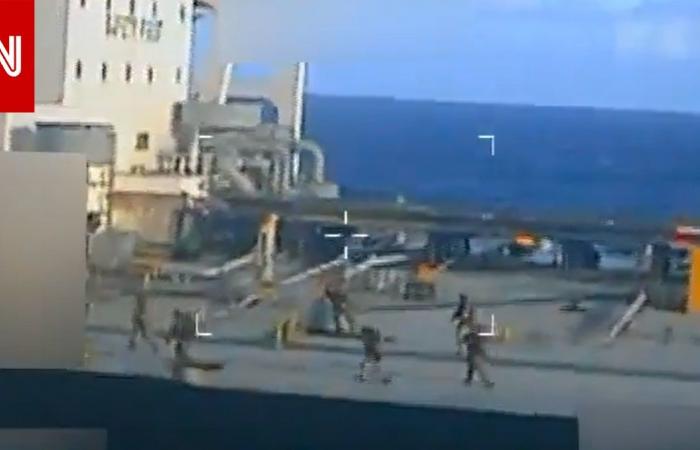 متابعة: أمريكا.. فيديو اقتحام وسيطرة على ناقلة نفط خاضعة للعقوبات على إيران وفنزويلا قبالة سواحل الأخيرة