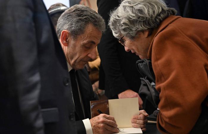 «يوميات
      سجين»
      يكشف
      عن
      العالم
      الخفيّ
      داخل
      زنزانة
      ساركوزي