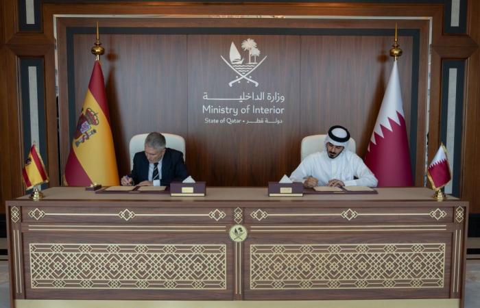 وزير الداخلية يلتقي نظيره الإسباني ويوقعان خطة عمل مشتركة لتبادل المعلومات ومكافحة الإرهاب والجريمة