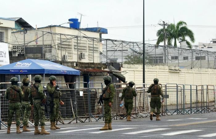 بيترو
      يضغط
      على
      مادورو...
      ويدعو
      لعفو
      عام
      وحكومة
      انتقالية
      في
      فنزويلا