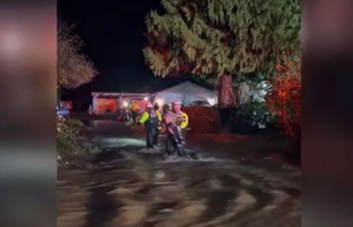 متابعة: فيضانات واشنطن.. المياه تصل سقوف منازل وتكسر أرقاما قياسية