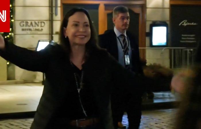 متابعة: بعد حظرها من السفر.. ماتشادو زعيمة المعارضة الفنزويلية تظهر علنًا للمرة الأولى منذ نحو عام