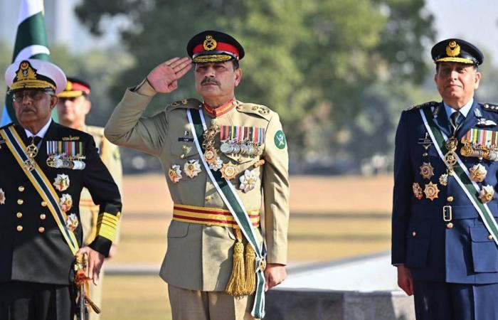 حكم
      بالسجن
      14
      عاماً
      بحق
      رئيس
      مخابرات
      باكستان
      السابق