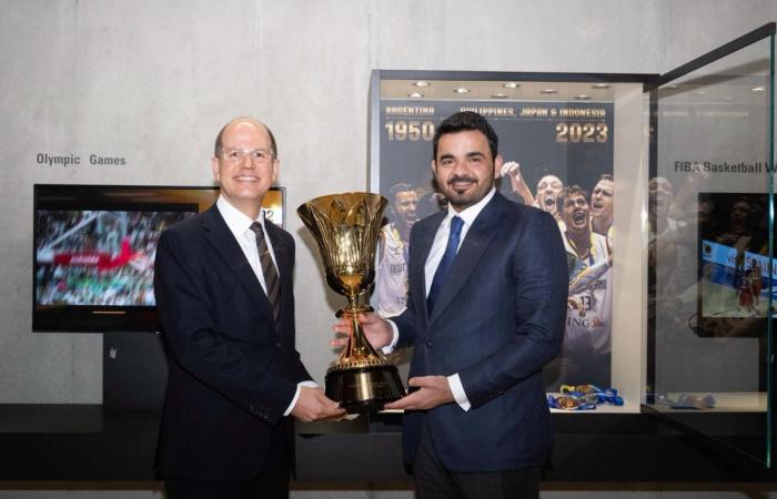 رئيس اللجنة الأولمبية القطرية يلتقي الأمين العام للاتحاد الدولي لكرة السلة