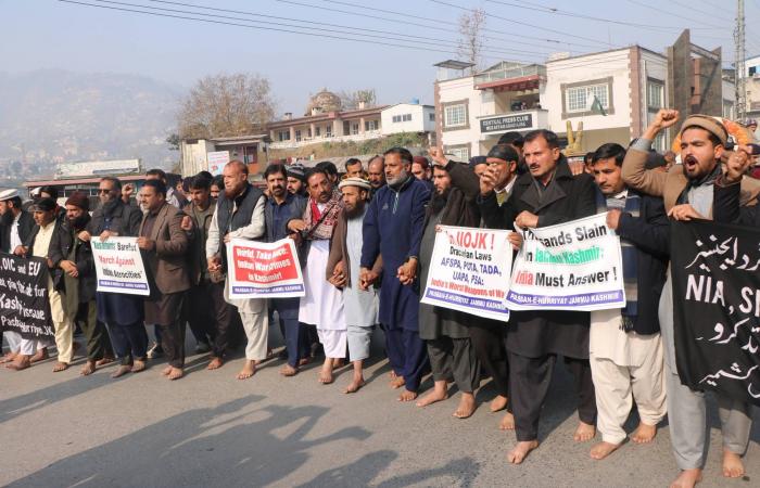 حكم
      بالسجن
      14
      عاماً
      بحق
      رئيس
      مخابرات
      باكستان
      السابق