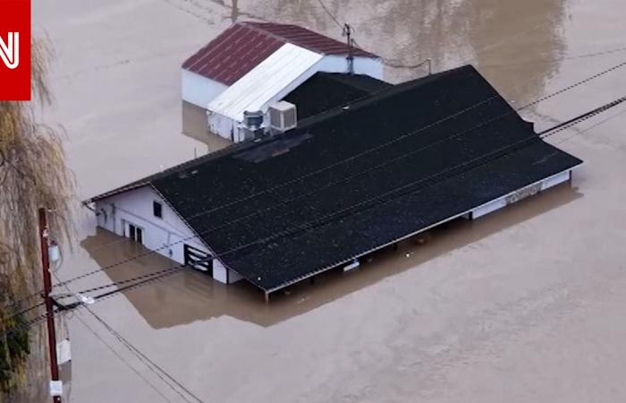 متابعة: طائرة "درون" ترصد كيف وصلت مياه الفيضانات إلى أسطح منازل بواشنطن