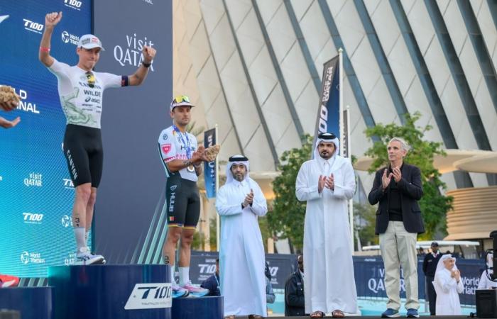  رئيس اللجنة الأولمبية القطرية يتوج الفائزين في بطولة العالم للترايثلون T100