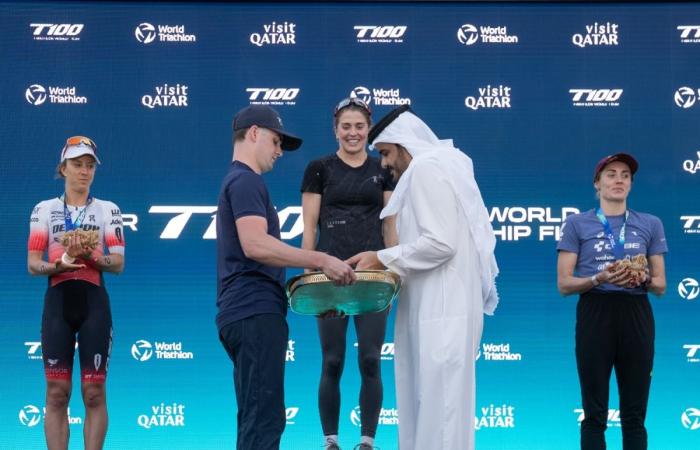  رئيس اللجنة الأولمبية القطرية يتوج الفائزين في بطولة العالم للترايثلون T100