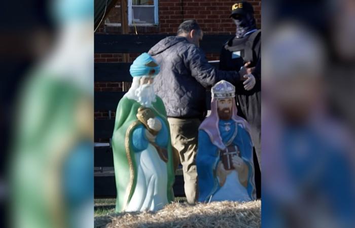 مشهد الميلاد مع تماثيل لعناصر إدارة الهجرة.. شاهد ما فعله رجل بها