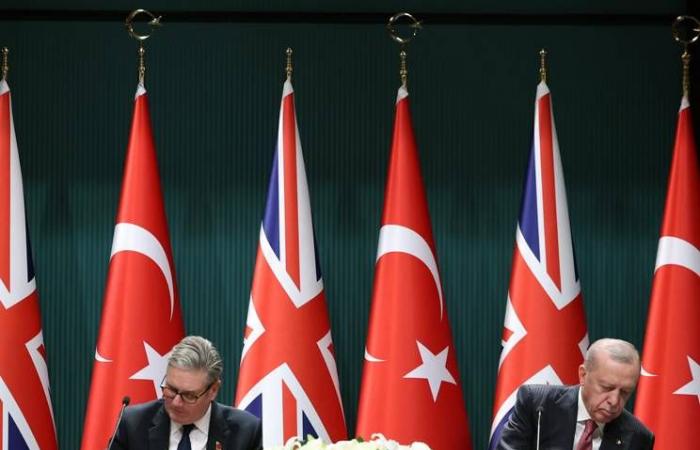 «صحيفة»:
      قوات
      أميركية
      داهمت
      سفينة
      في
      طريقها
      من
      الصين
      إلى
      إيران