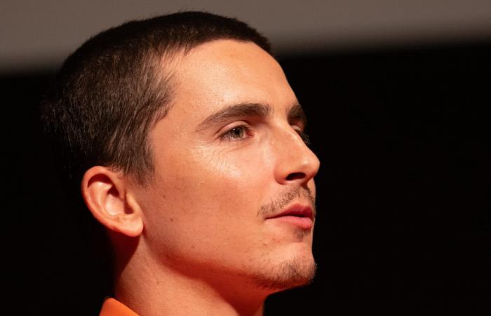 "سيتضح كل شيء في الوقت المناسب".. هل تيموثي شالاميه هو مغني الراب الغامض إسديكيد؟