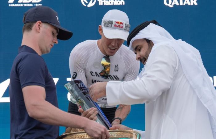  رئيس اللجنة الأولمبية القطرية يتوج الفائزين في بطولة العالم للترايثلون T100