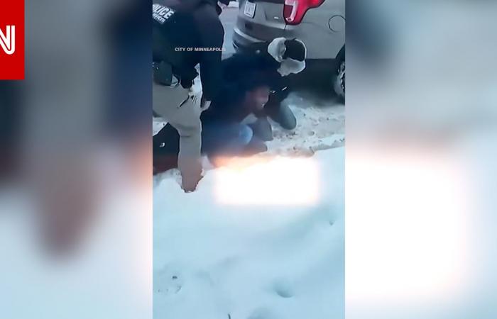 متابعة: فيديو لعميل فيدرالي ملثم يخنق مواطنا أمريكيا من أصول صومالية وسط الثلج