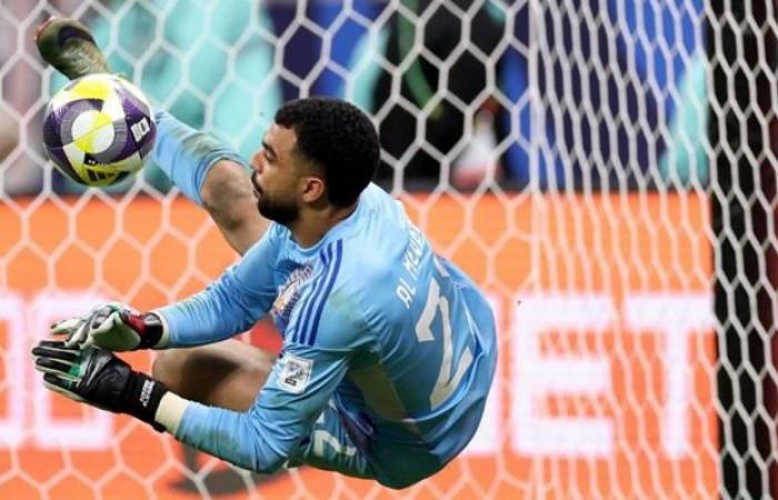 لقطة حاسمة.. هكذا أفسد حارس مرمى الإمارات خدعة "الزجاجة" أمام الجزائر