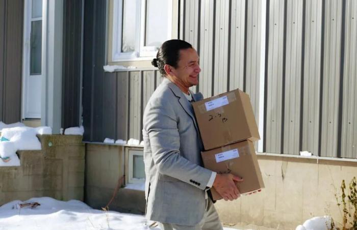 Army
      reservists
      deliver
      Christmas
      hampers
      to
      families
      in
      Winnipeg's
      North
      End