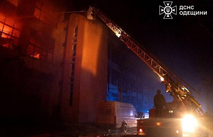 زيلينسكي:
      بدء
      سريان
      عقوبات
      ضد
      نحو
      700
      سفينة
      «تستخدمها
      روسيا
      لتمويل
      الحرب»