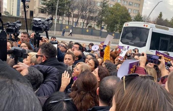 فضيحتان
      تهزان
      الشارع
      التركي
      وتفجّران
      جدلاً
      على
      الساحة
      السياسية