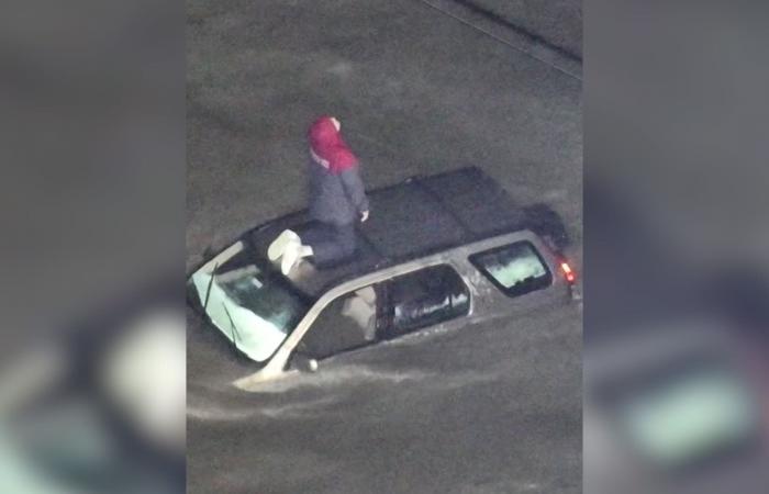 شاهد ما فعلته "درون" لإنقاذ رجل عالق فوق سيارة وسط فيضان واشنطن