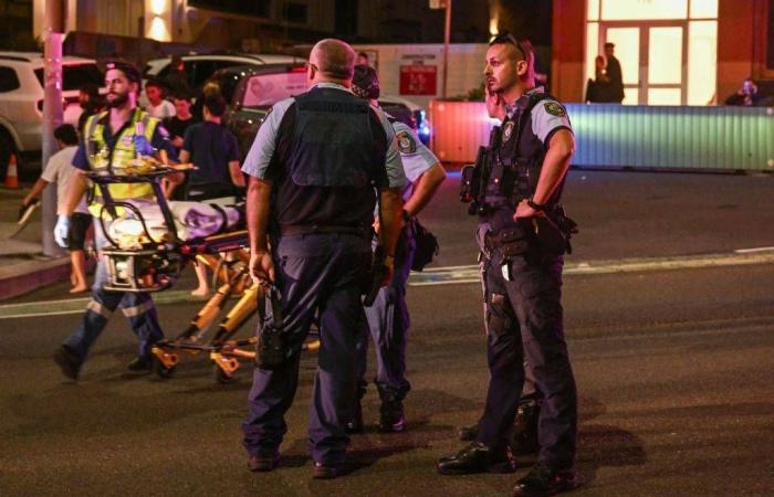 الأستراليون
      يمجدون
      بطولته...
      «أحمد»
      يشتبك
      مع
      أحد
      المهاجمين
      وينتزع
      سلاحه