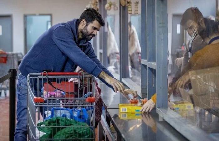 Food
      banks
      are
      stretched
      thin
      and
      pantries
      depleted
      as
      more
      Montrealers
      seek
      help