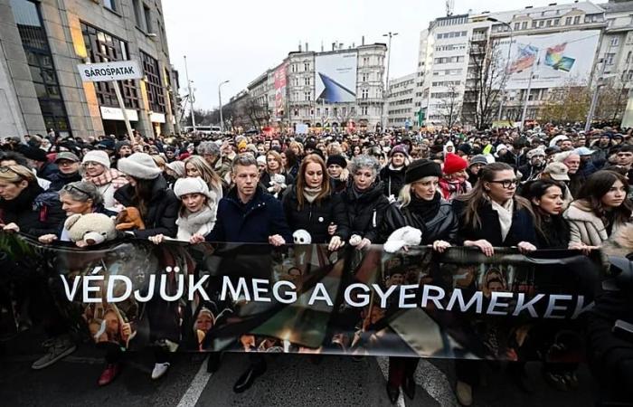 Tens
      of
      thousands
      protest
      in
      Budapest
      over
      alleged
      child
      abuse
      in
      Hungary's
      state-run
      institutions