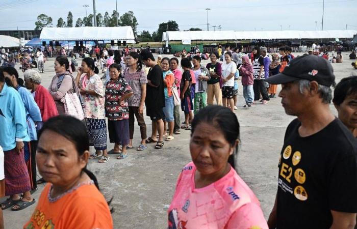 تايلاند
      تعلن
      حظر
      التجول
      في
      إقليم
      حدودي
      بعد
      اتساع
      رقعة
      القتال
      مع
      كمبوديا