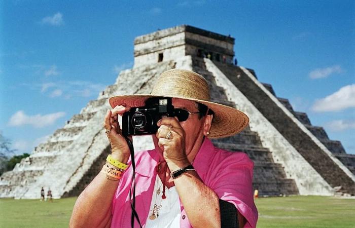 Remembering
      Martin
      Parr:
      Britain's
      'national
      photographer'
      in
      words
      and
      pictures
      by
      his
      publisher