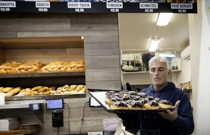 Secrets
      of
      the
      sufganiyot,
      the
      Hanukkah
      doughnuts
      that
      take
      over
      Jewish
      bakeries
      every
      year