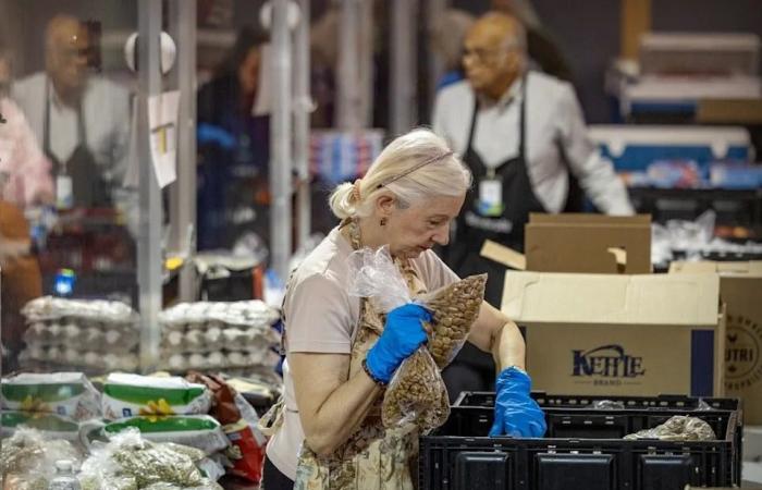 Food
      banks
      are
      stretched
      thin
      and
      pantries
      depleted
      as
      more
      Montrealers
      seek
      help