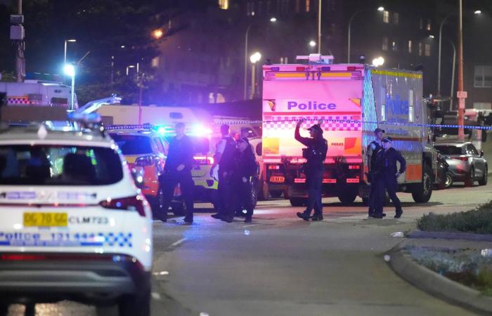 الأستراليون
      يمجدون
      بطولته...
      «أحمد»
      يشتبك
      مع
      أحد
      المهاجمين
      وينتزع
      سلاحه