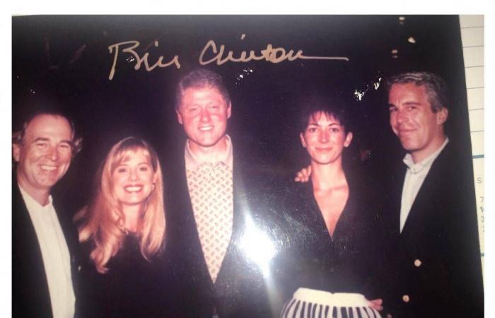 هل
      تلتزم
      إدارة
      ترمب
      بنشر
      ملفات
      إبستين
      كاملة؟