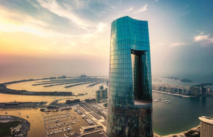 افتتاح أطول فندق في العالم بدبي.. شاهد كيف بُني فوق قطعة أرض صغيرة