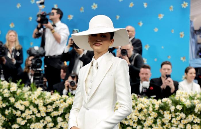 اللون الأبيض..هكذا تتألق النجمات بلون عام 2026