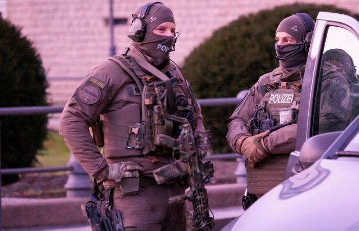 ادعاء
      بريطاني:
      منفذ
      حادث
      دهس
      جماهير
      ليفربول
      فعل
      فعلته
      لأنه
      «فقد
      أعصابه»