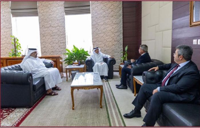 رئيس المؤسسة القطرية للإعلام يجتمع مع رئيس المجلس الأعلى لتنظيم الإعلام بمصر