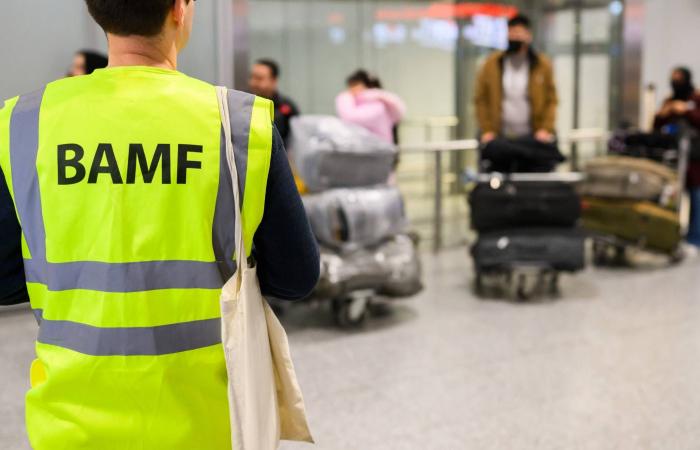 ألمانيا
      تستقبل
      دفعة
      جديدة
      تضم
      160
      أفغانياً
      حاصلاً
      على
      تعهد
      بالإيواء