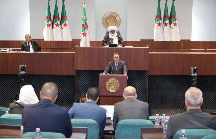 الجزائر
      تتحرك
      لمواجهة
      استنزاف
      عملتها
      الصعبة