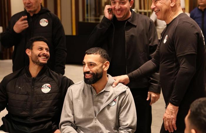 التقى بوزير الرياضة وهاني أبو ريدة.. لقطات من تواجد صلاح في مقر إقامة منتخب مصر