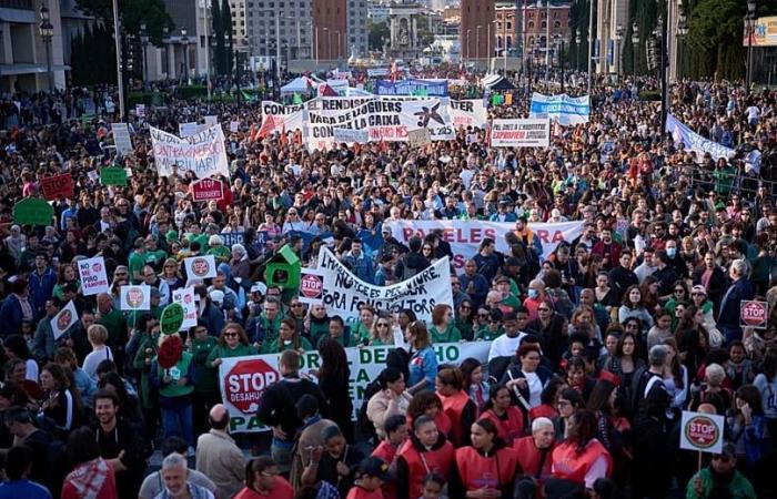 Spanish
      police
      evict
      around
      hundreds
      of
      migrants
      from
      squat
      deemed
      safety
      hazard