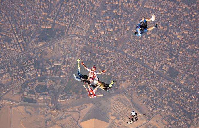 "اقفز مثل الفرعون"..تجربة سقوط حر على ارتفاع آلاف الأقدام فوق أهرامات مصر