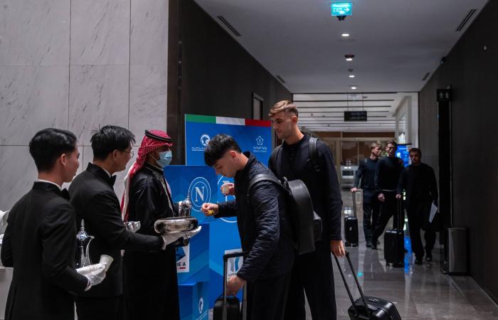 السعودية:
      نابولي
      وميلان
      يدشنان
      الصراع
      على
      لقب
      «السوبر
      الإيطالي»