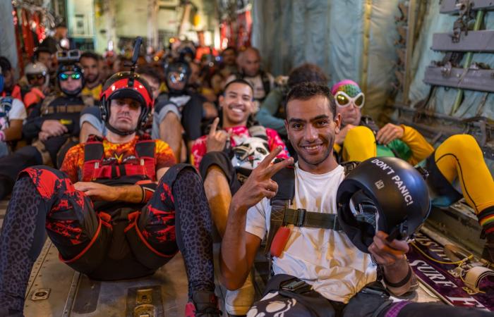 "اقفز مثل الفرعون"..تجربة سقوط حر على ارتفاع آلاف الأقدام فوق أهرامات مصر