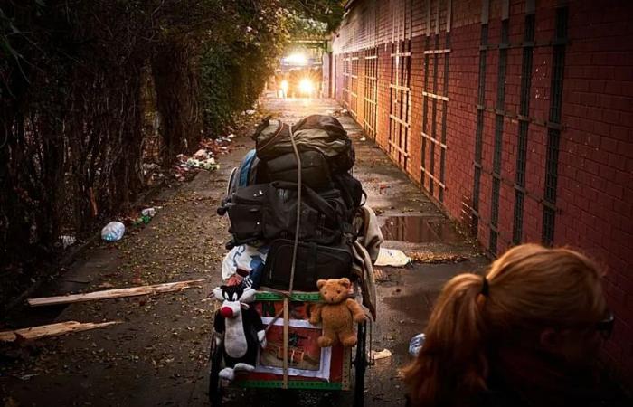 Spanish
      police
      evict
      around
      hundreds
      of
      migrants
      from
      squat
      deemed
      safety
      hazard