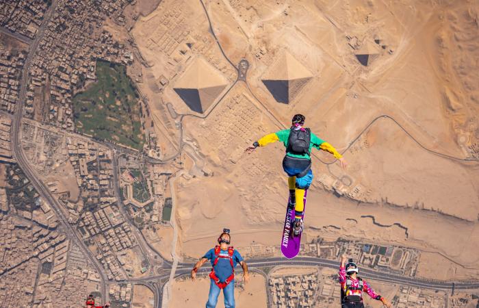 "اقفز مثل الفرعون"..تجربة سقوط حر على ارتفاع آلاف الأقدام فوق أهرامات مصر