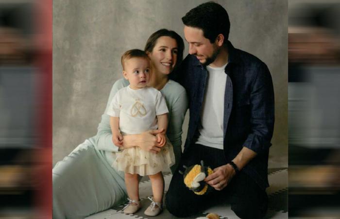 الأردن.. لقطة حضن ولي العهد لزوجته الأميرة رجوة ونظرتها له ببطاقة معايدة العام الجديد