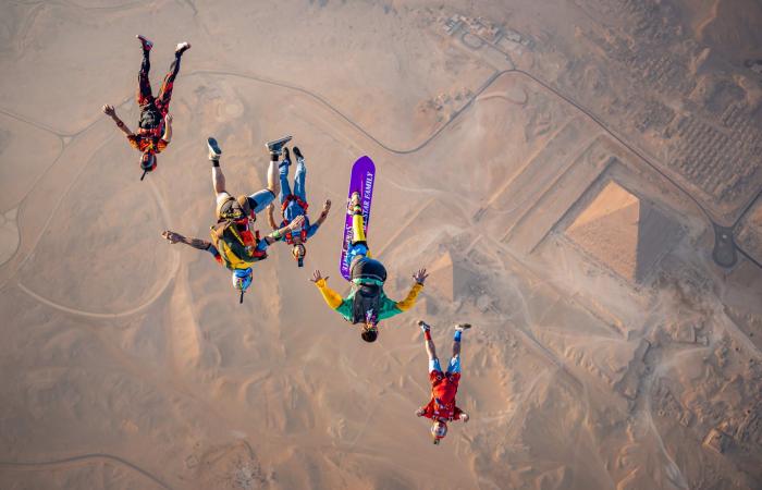 "اقفز مثل الفرعون"..تجربة سقوط حر على ارتفاع آلاف الأقدام فوق أهرامات مصر