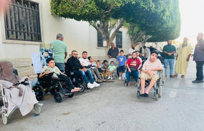 مرضى
      «الضمور»
      للتظاهر
      ضد
      «الوحدة»
      الليبية